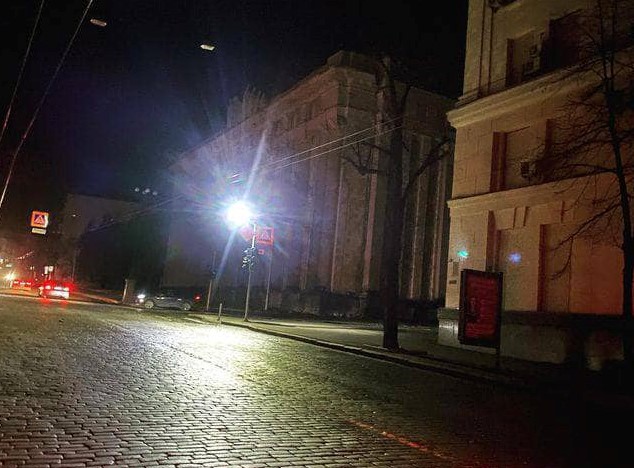 В Харькове зажгли первый фонарь уличного освещения (фото)
