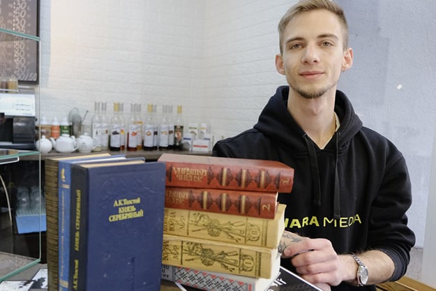 У Харкові книги російською мовою здають у макулатуру