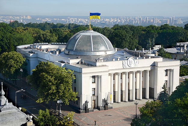 Новые праздники, пенсии и выплаты: что изменится для украинцев в марте