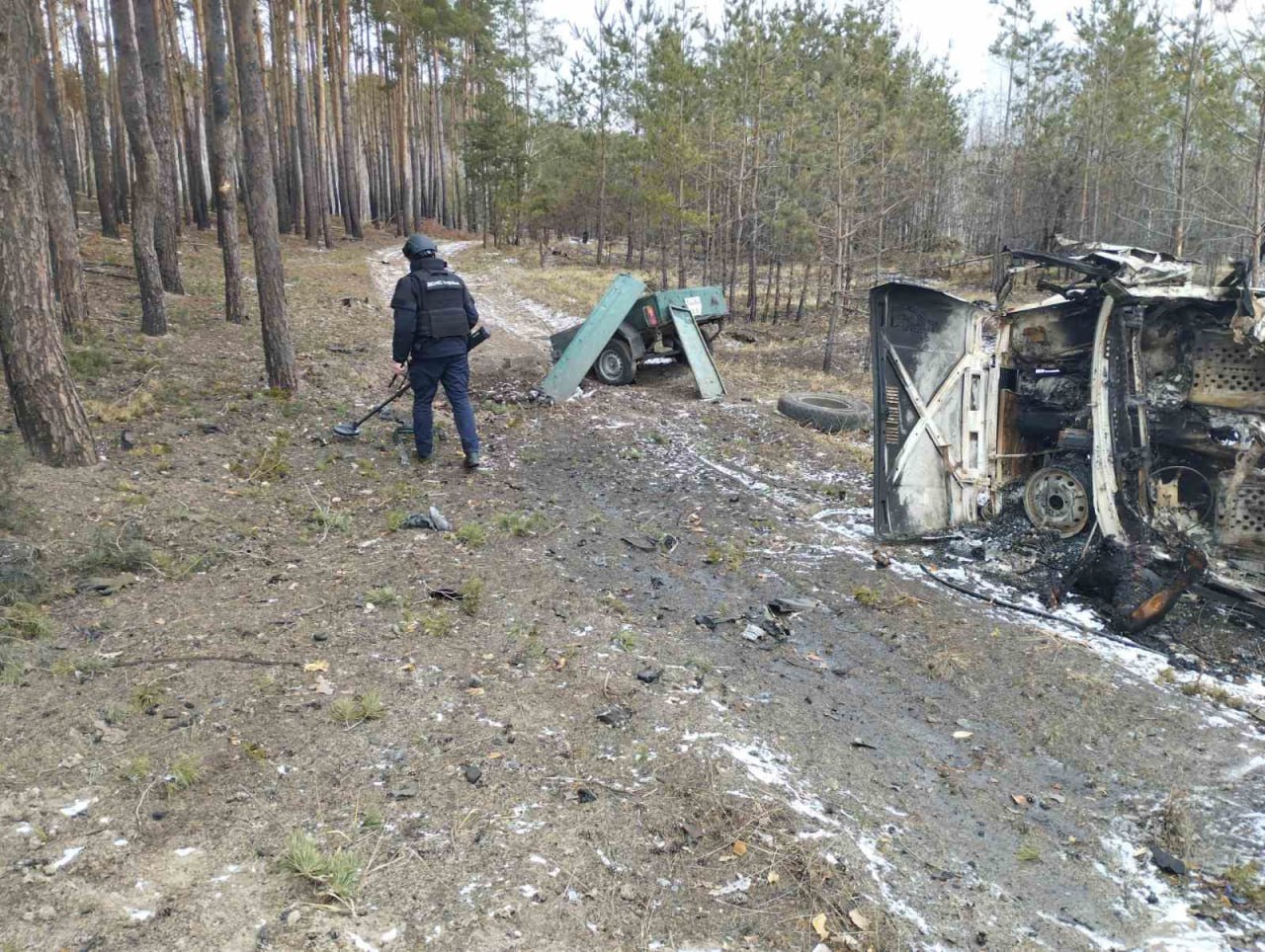 У Харківській області машина підірвалася на міні, загинуло четверо людей
