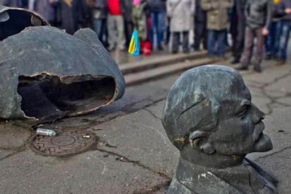 В Харькове обнаружили барельеф в честь революционеров (видео)