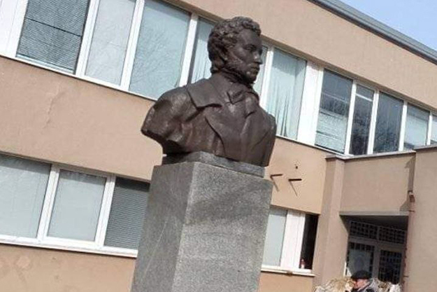 У Харківській області хочуть знести пам'ятник Пушкіну та могилу революціонера