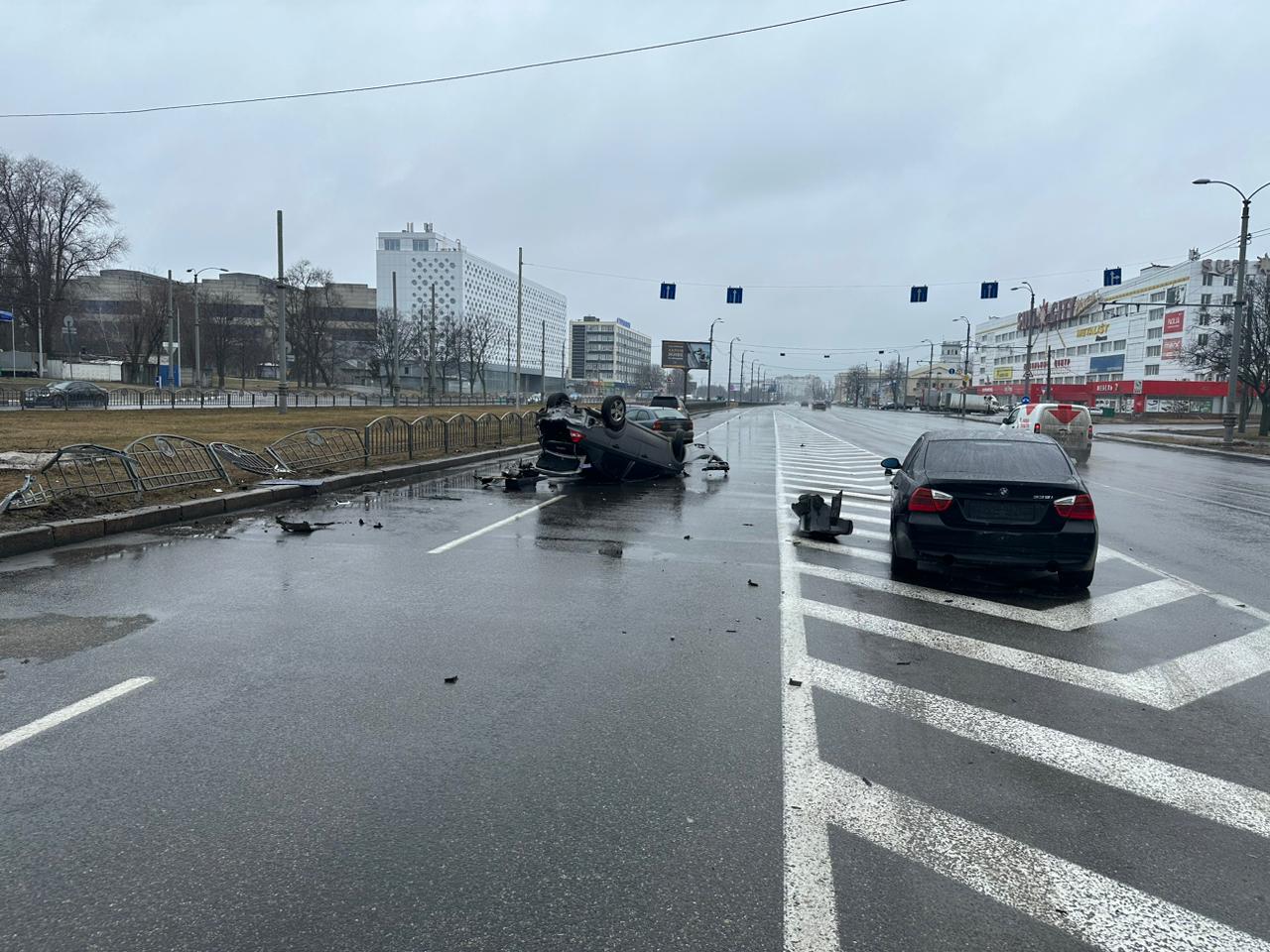 В Харькове - ДТП с пострадавшими, машина перевернулась на крышу