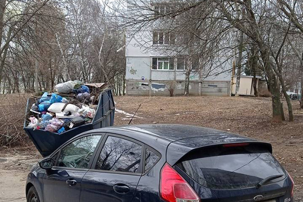 В Харькове припаркованные машины не дают проехать мусоровозам
