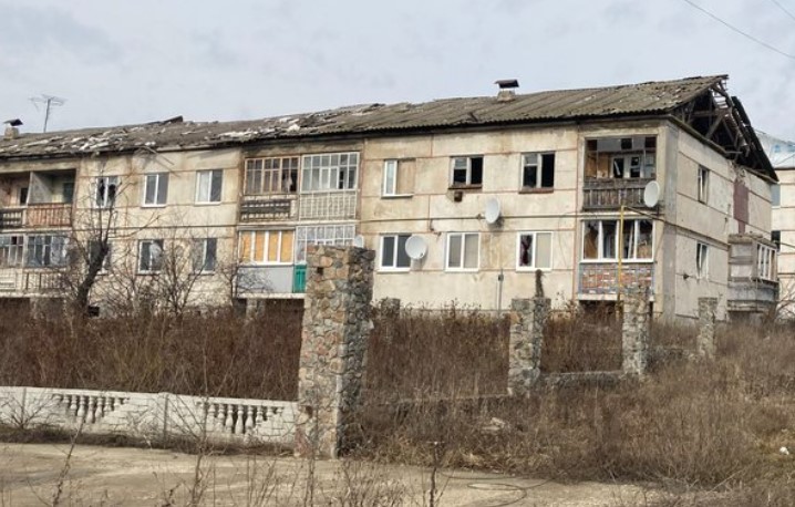 Воды нет, работы нет, дома разбиты: как живет освобожденное год назад село в Харьковской области (фото)