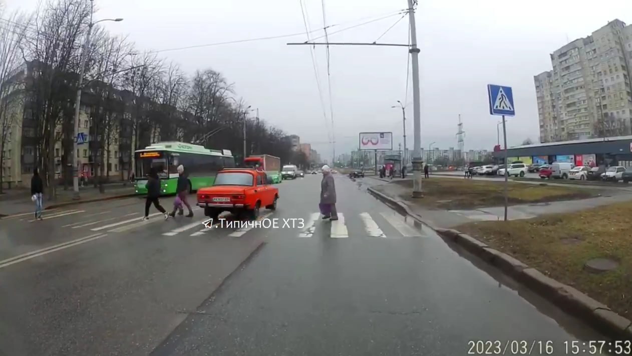 В Харькове поймали водителя, который чуть не сбил бабушку на"зебре"