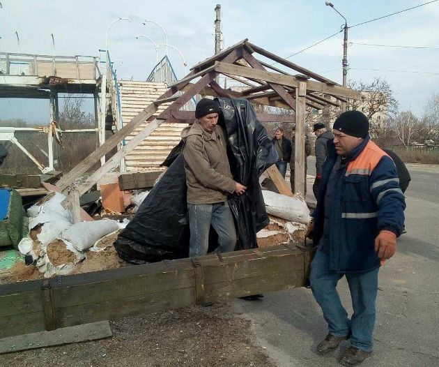 В Харьковской области разбирают российские блокпосты: фото