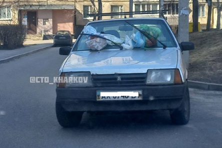 В Харькове машину забросали мусором