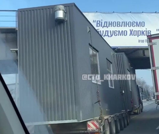 В Харькове фура застряла под мостом (видео)