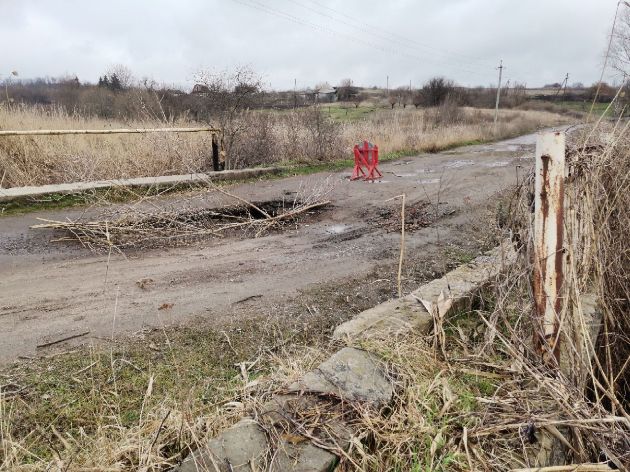 У Харківській області звалився міст (фото)