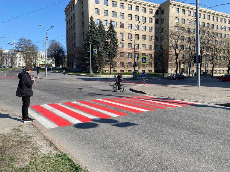 В Харькове наносят новую дорожную разметку