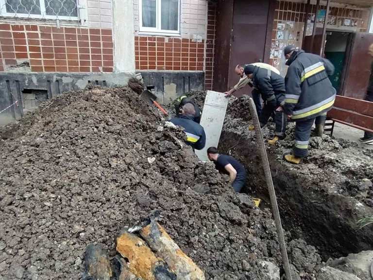 В Харьковской области коммунальщика засыпало землей в траншее