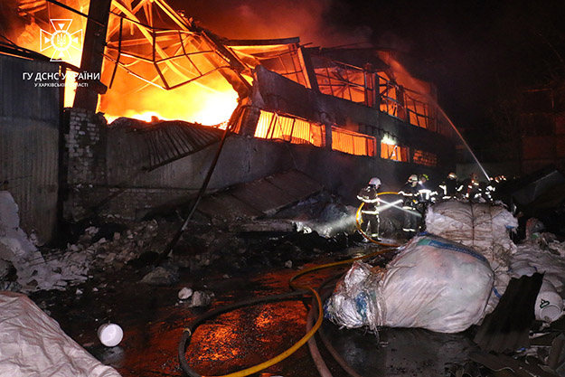 В Харькове - крупный пожар на предприятии (фото)