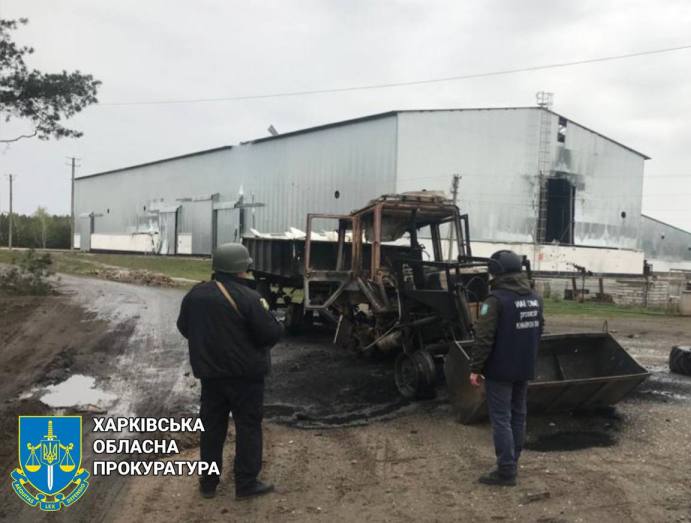 У Харківській області війська РФ обстріляли з РСЗВ трактор з людьми