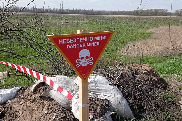 Жители Харьковской области крадут таблички "Осторожно, мины" (видео)