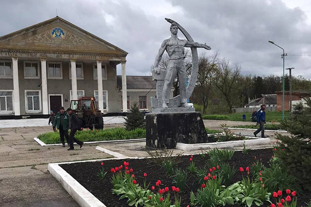 На Харківщині знесли пам'ятник (фото, відео)