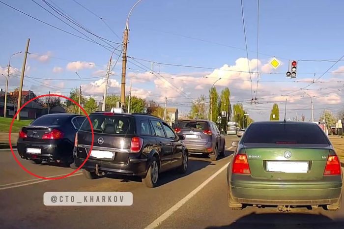 Харківська поліція знайшла водія Infiniti, який поїхав по зустрічній і на червоний (відео)