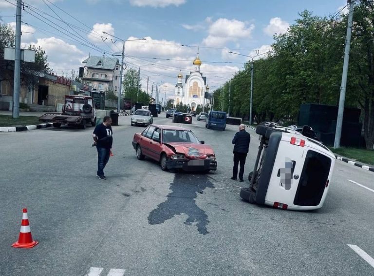Аварія в Харкові: одна з машин перекинулася (фото)