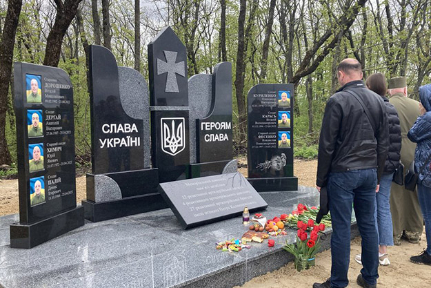 В Харьковской области открыли памятник погибшим солдатам (фото, видео)