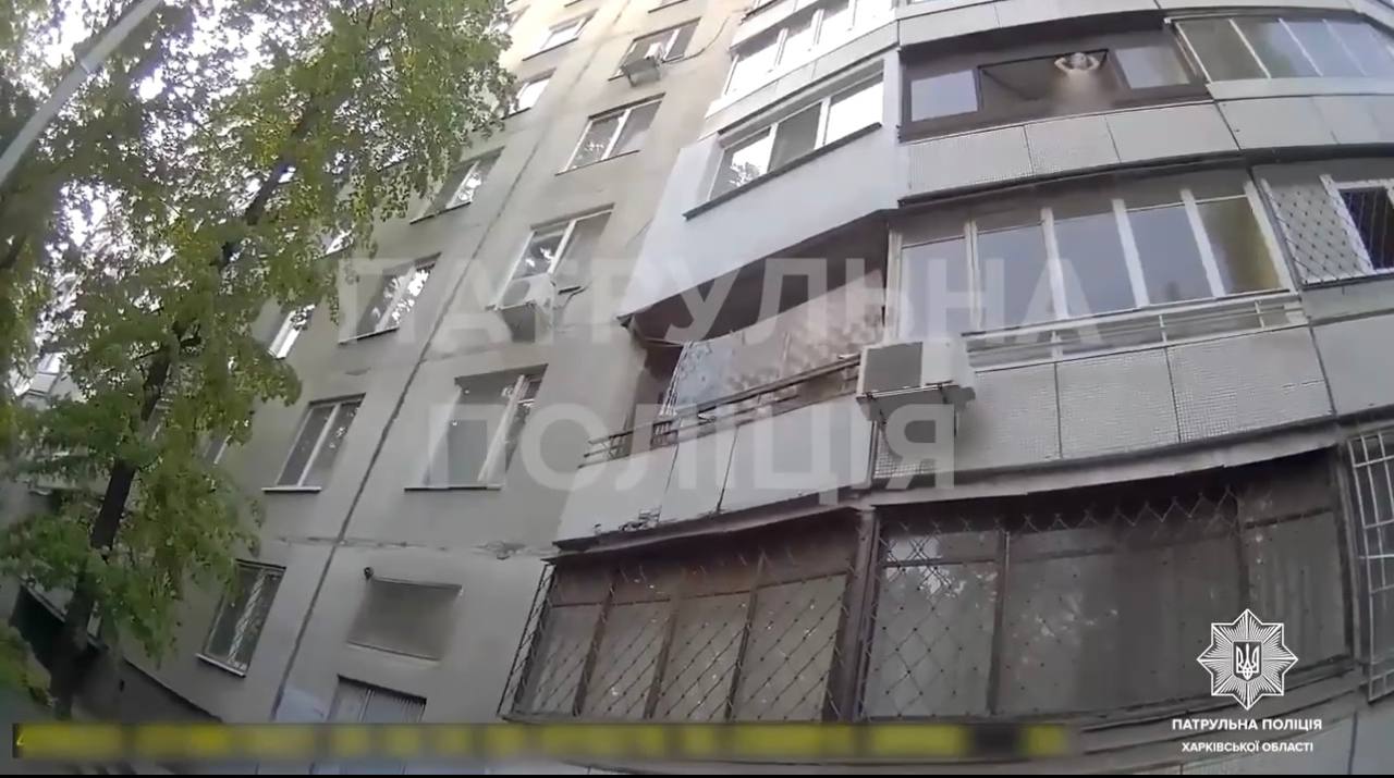В Харькове спасли маленького мальчика, который чуть не выпал из окна из-за пьяного отца