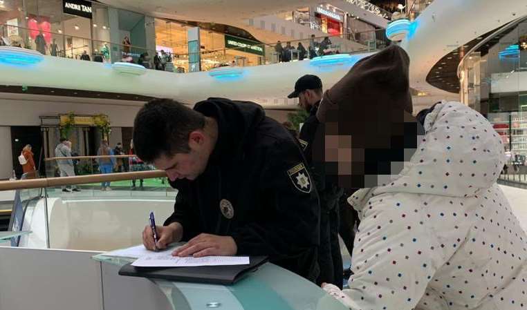 Харьковские полицейские провели рейд в ТРЦ «Никольский»