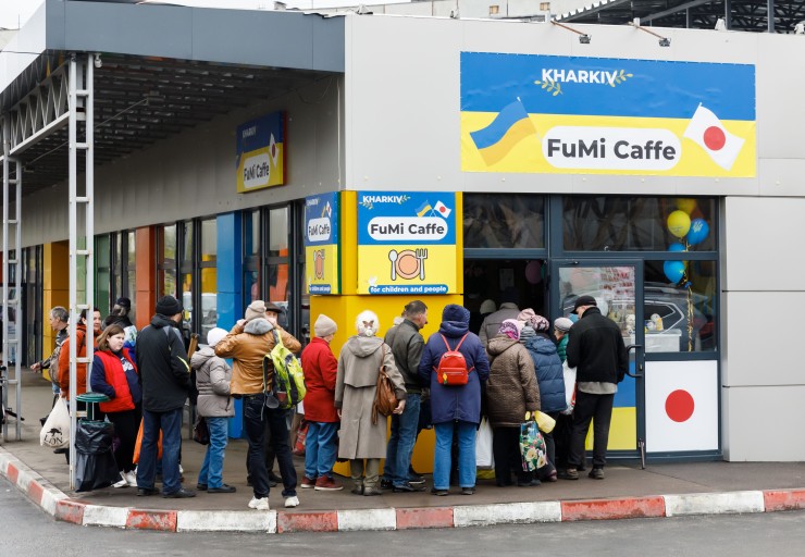 В Харькове выстраиваются очереди в кафе японца, который кормит бесплатно