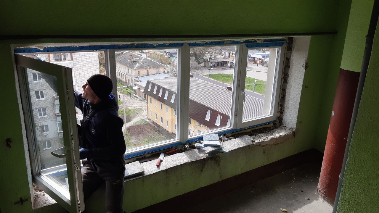 У Харкові ремонтують розбиті війною будинки