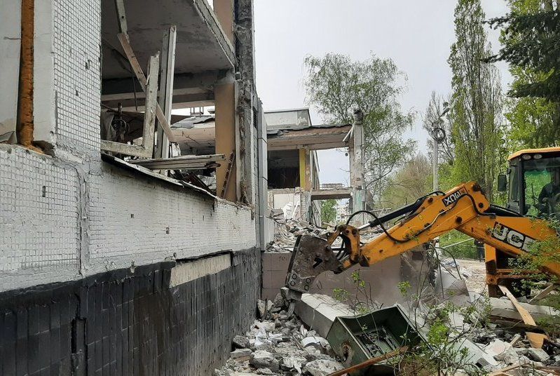 В Харькове закончили разбирать завалы школы, разбитой российской ракетой год назад (фото)