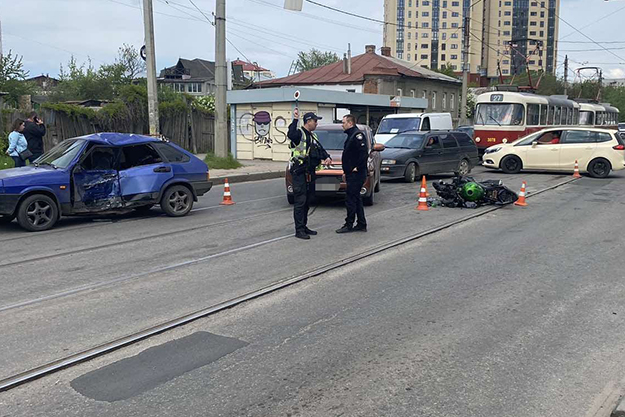 В Харькове машина столкнулась с мотоциклом: двое пострадавших (фото)