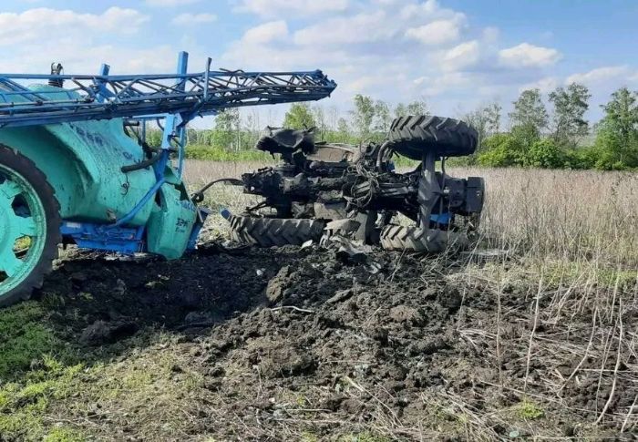 В пригороде Харькова на мине подорвался трактор