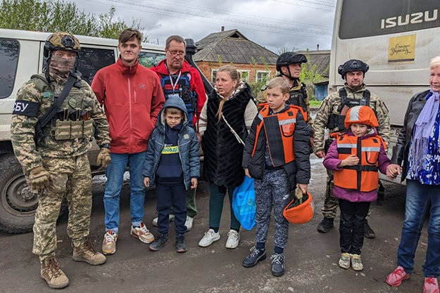 С линии фронта в Харьковской области вывезли всех детей