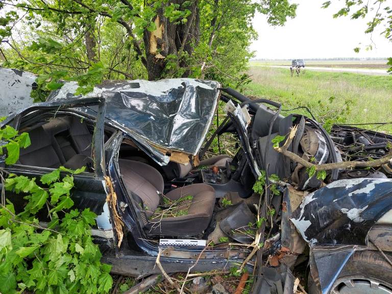 Авария в Харьковской области: машина всмятку, погибли три человека (фото)