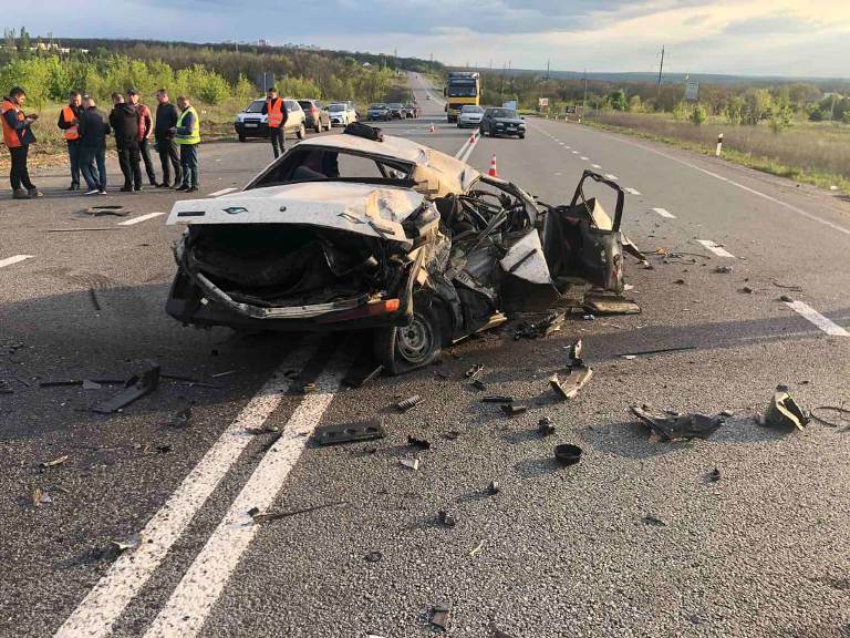 У Харківській області машина виїхала на зустрічну смугу: водій загинув