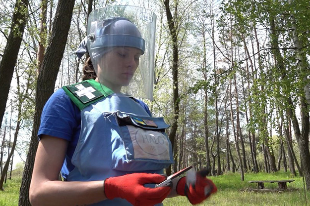 Власниця перукарні перекваліфікувалася і тепер шукає міни на Харківщині (фото, відео)