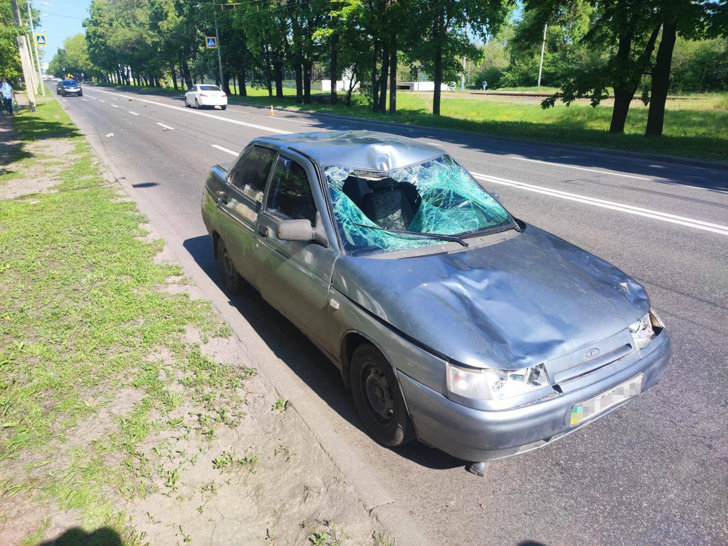 В Харькове машина сбила мать с ребенком, которые шли по переходу. Женщина погибла