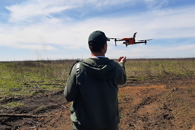На Харківщині фермер шукає міни за допомогою дрона (фото, відео)