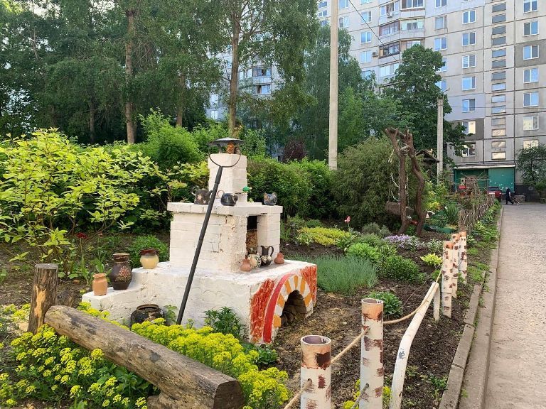 Во дворе на Салтовке местный житель создал парк