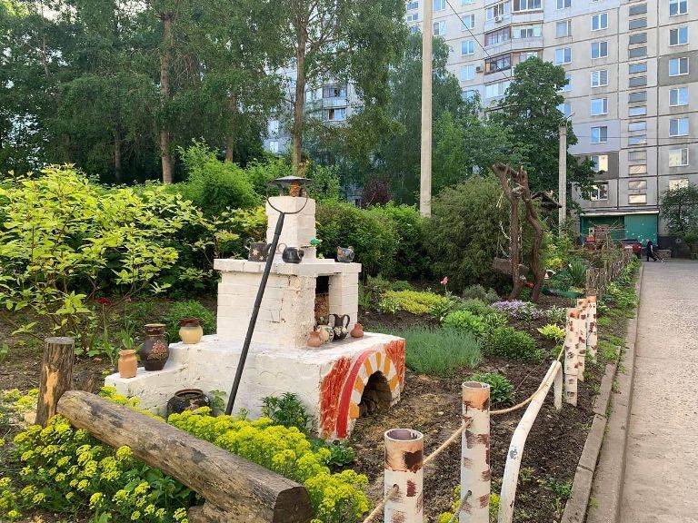У дворі на Салтівці місцевий житель створив парк