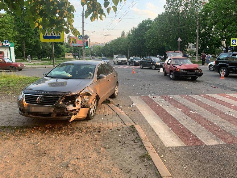 В Харькове машина проехала на красный: пострадали четверо детей (фото)