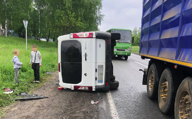 Авария в Харьковской области: машина перевернулась, пятеро пострадавших