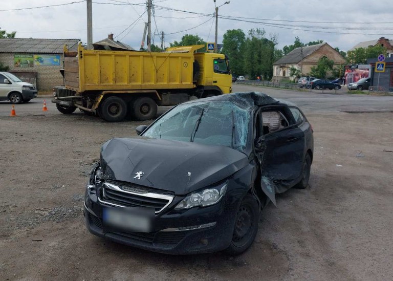 В Харькове грузовик врезался в легковушку: пострадал ребенок (фото)