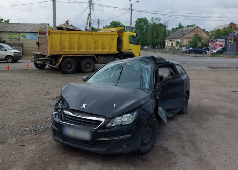 У Харкові вантажівка врізалася в легковик: постраждала дитина