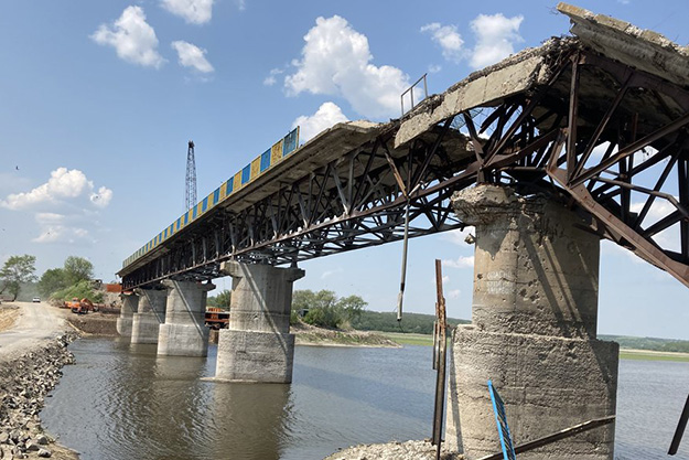 В Харьковской области восстанавливают дважды взорванный мост (фото, видео)