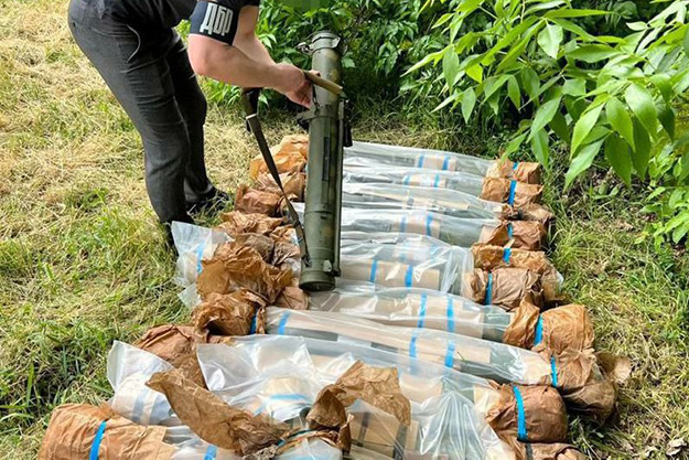 На Харківщині знайшли схованку з російськими реактивними снарядами