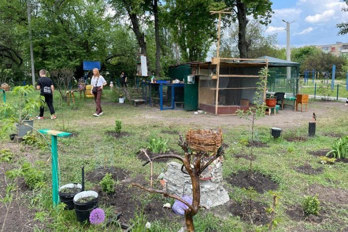 Житель Салтовки разбил парк и мини-зоопарк на месте прилета (фото, видео)