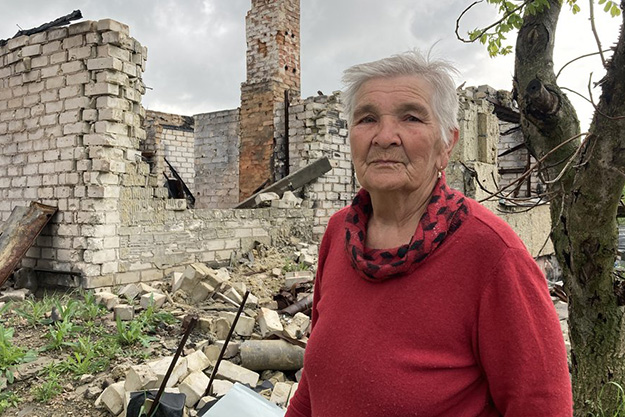 Жінка повернулася до зруйнованого та нерозмінованого села на Харківщині та живе в ньому одна (фото, відео)