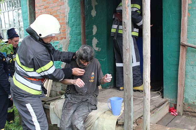 У Харківській області чоловік мало не загинув у шестиметровому "укритті"