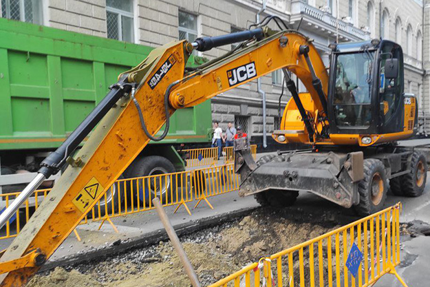 Коммунальщики заделали провал в асфальте, образовавшийся вчера в центре Харькова (фото)