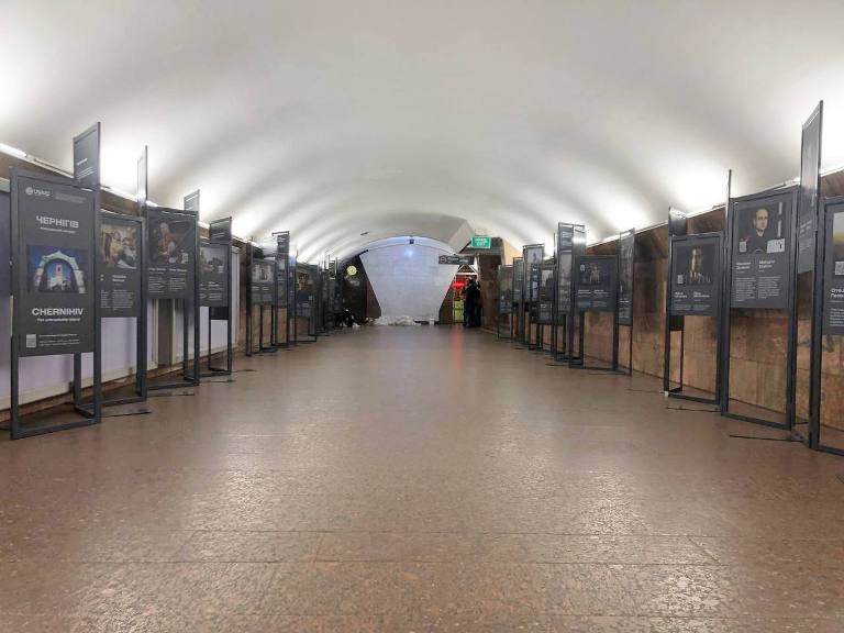 В метро Харькова открылась выставка о героях