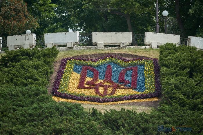 У центрі Харкова з'явився величезний герб України з квітів